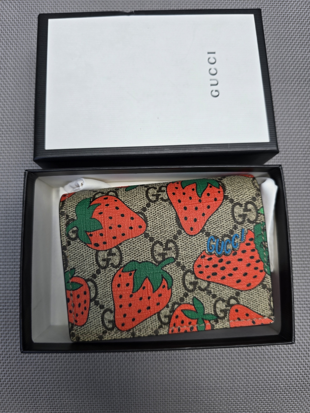 💯 Authentic Gucci Strawberry GG Supreme Bifol Card Case/Wallet